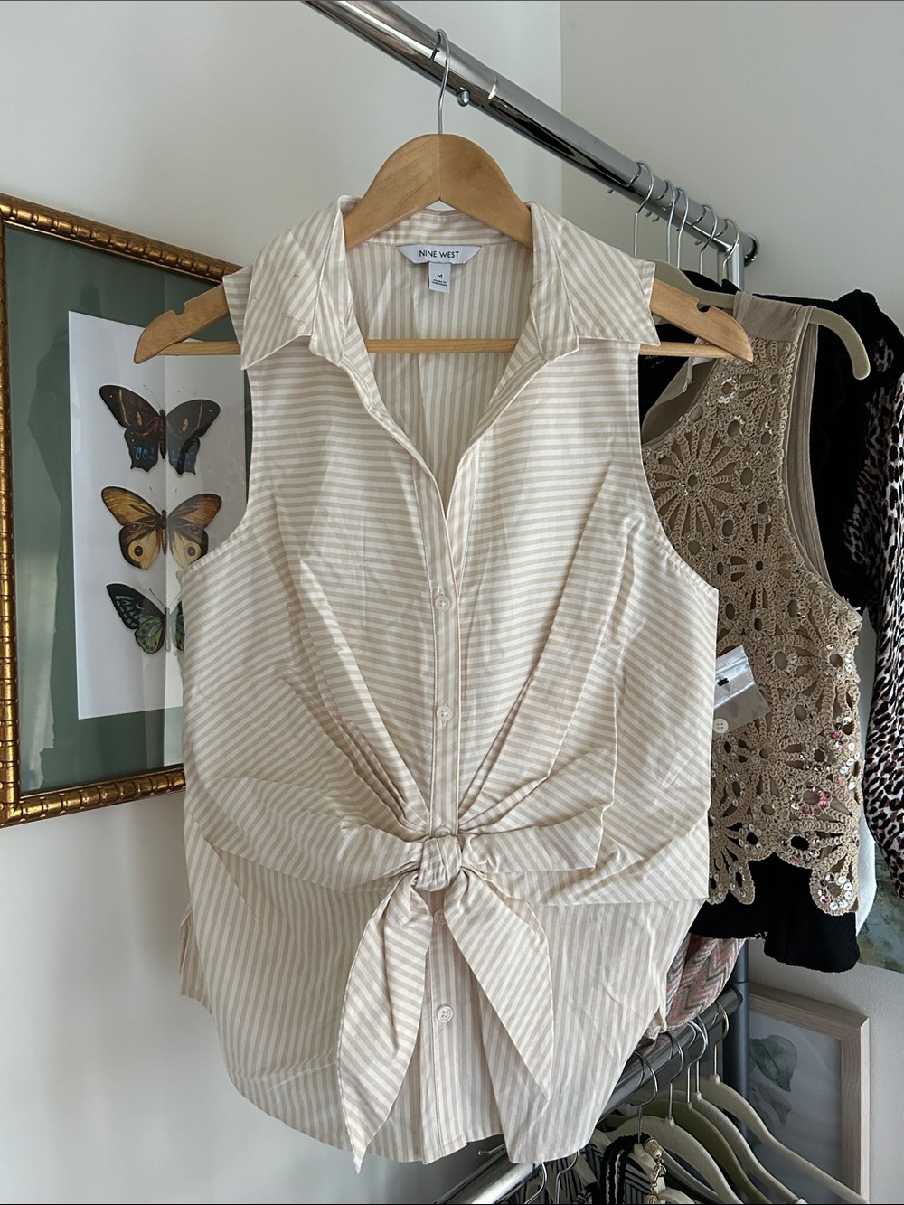 Never worn nine west M tan white unique Striped Sleeveless Button-Up Top